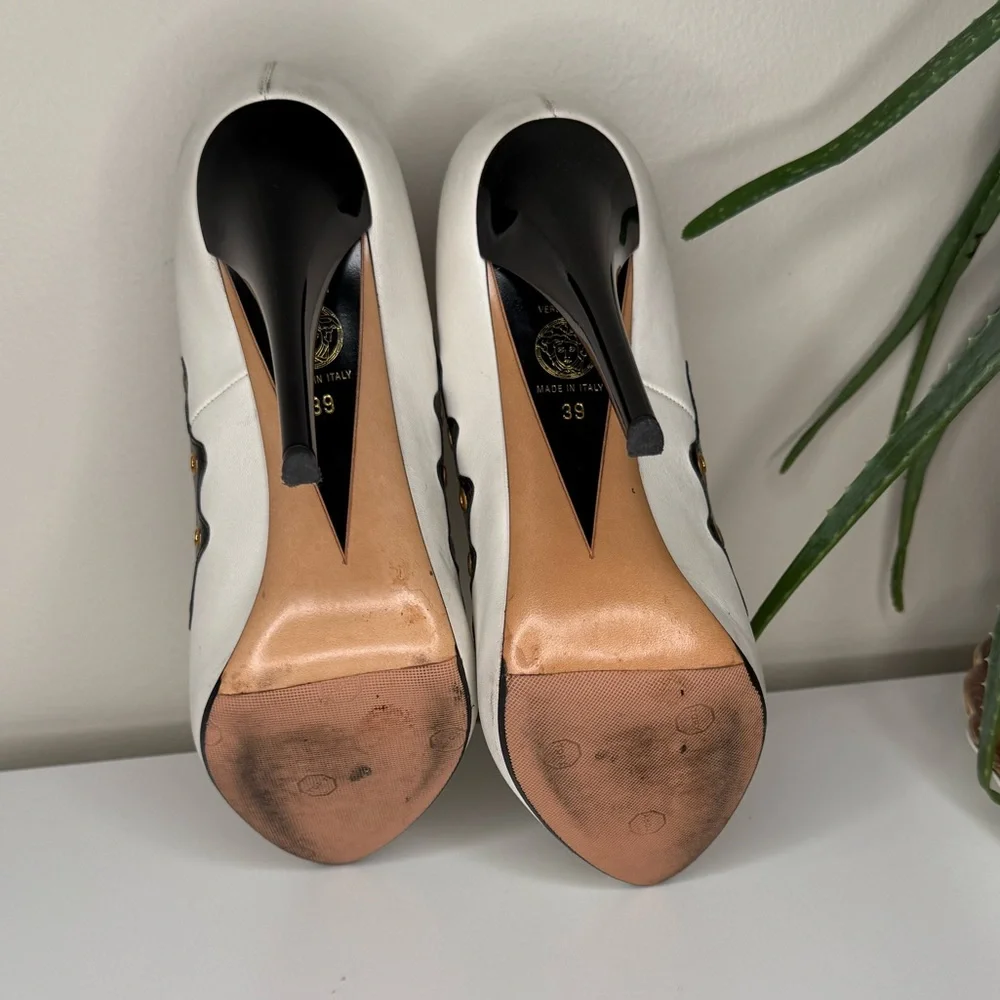 Versace White Nappa Leather Peep Toe Heels 39 Black Patent Gold Pumps DSL531R - Picture 4 of 15